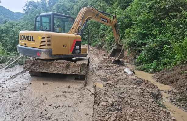 屬地交通運輸部門正在開展搶通保通工作。四川省交通運輸廳供圖