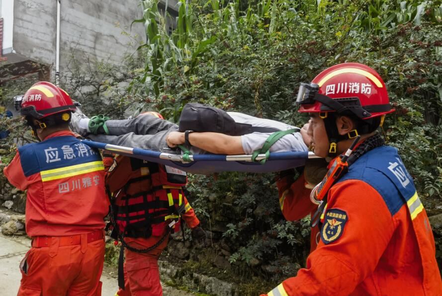 7月20日上午，雅安支隊漢源大隊救援人員轉移受傷（腿部骨折）群眾。四川消防供圖