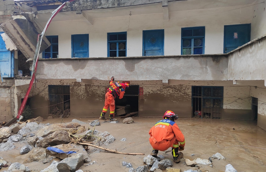 7月20日，雅安支隊石棉大隊在馬烈鄉搜救人員。四川消防供圖
