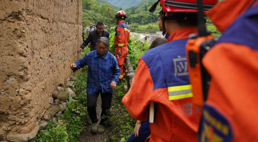 直擊四川漢源搶險救災現場：受災群眾轉移。雅安市融媒體中心、漢源縣融媒體中心供圖