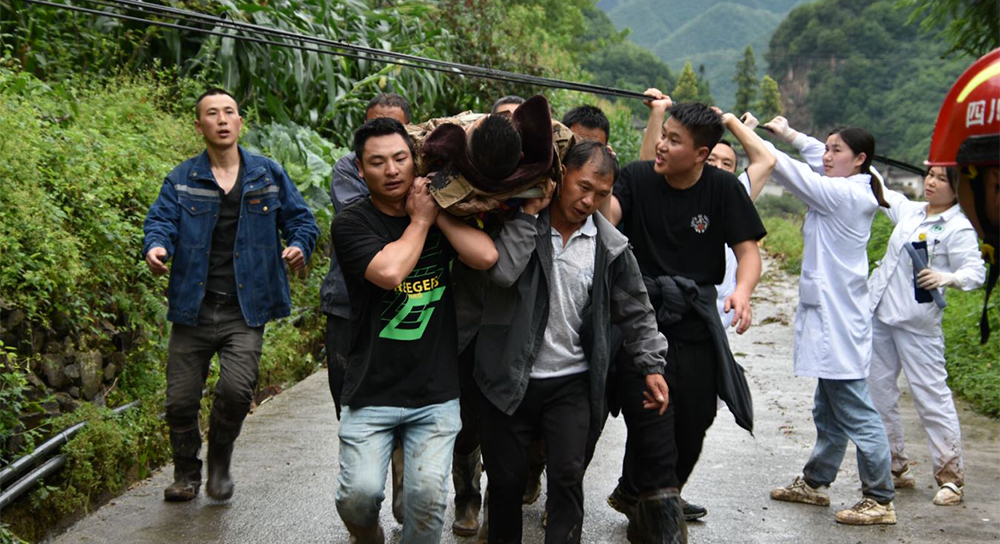 直擊四川漢源搶險救災現場：轉移傷員。雅安市融媒體中心、漢源縣融媒體中心供圖