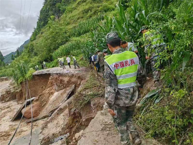 救援現場。雅安軍分區供圖