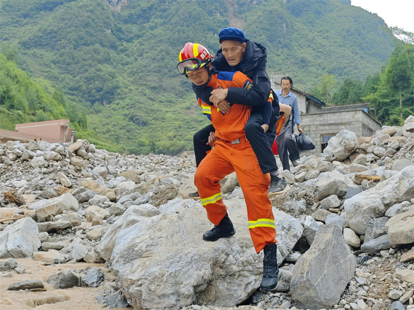 轉移村民。四川消防供圖