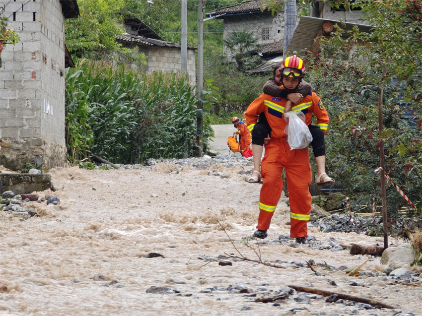 轉移村民。四川消防供圖