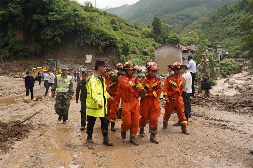 轉移村民。四川消防供圖