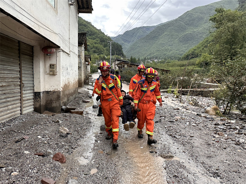 轉移村民。四川消防供圖