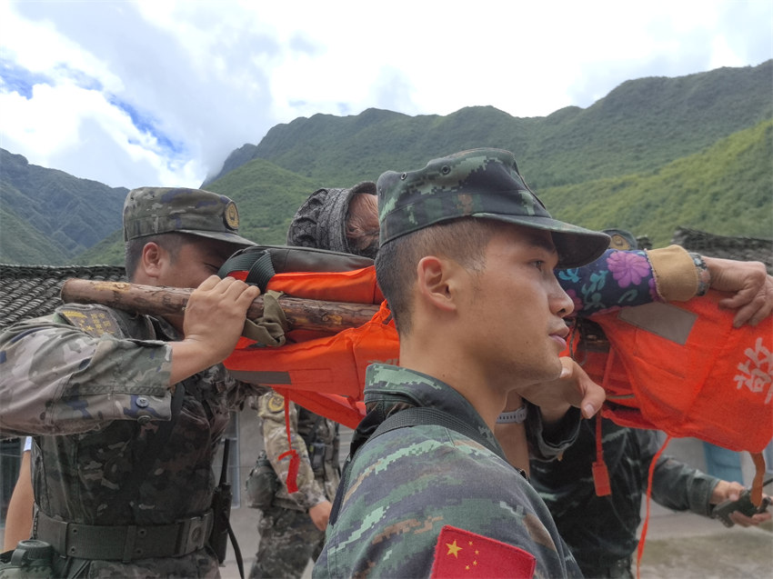 重災點轉移受災群眾。武警四川總隊雅安支隊供圖