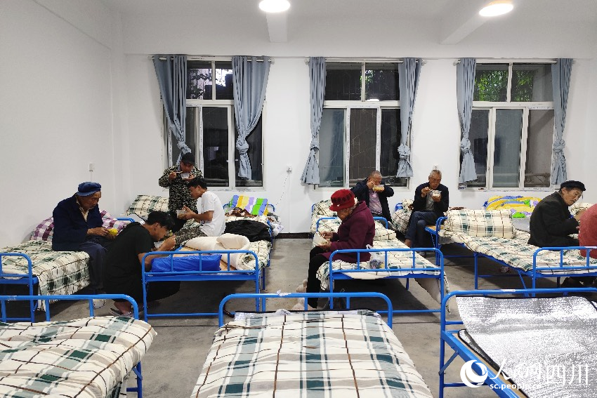 7月21日晚7點，漢源縣馬烈鄉新華小學安置點的村民正在吃晚餐。人民網記者 朱虹攝