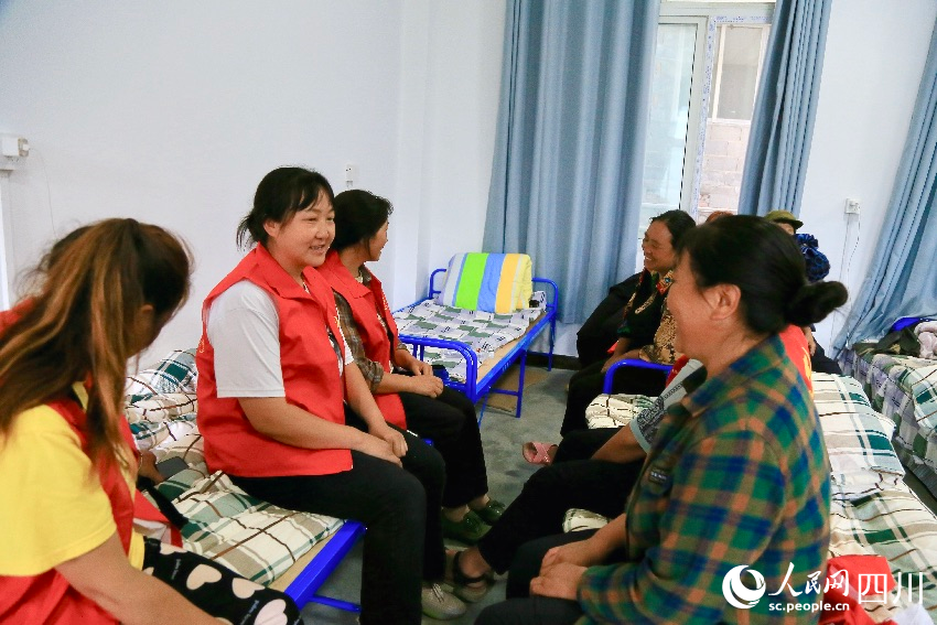 漢源縣馬烈鄉新華小學安置點的志愿者們。人民網記者 朱虹攝