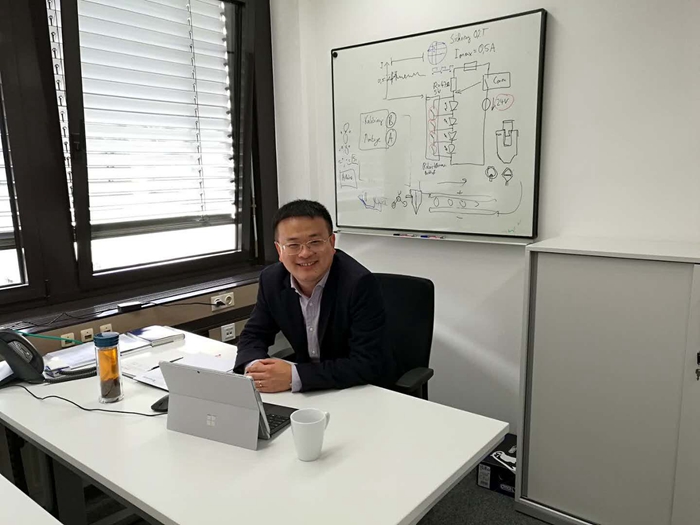 工作中的隋少春。圖自航空工業成飛（資料圖）