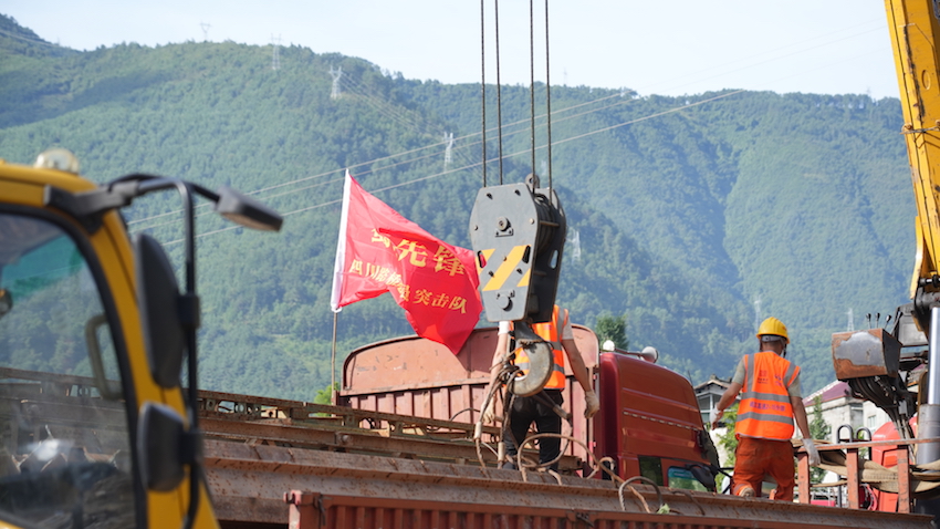 施工人員全力以赴，爭分奪秒打通堵點。四川省交通運輸廳供圖