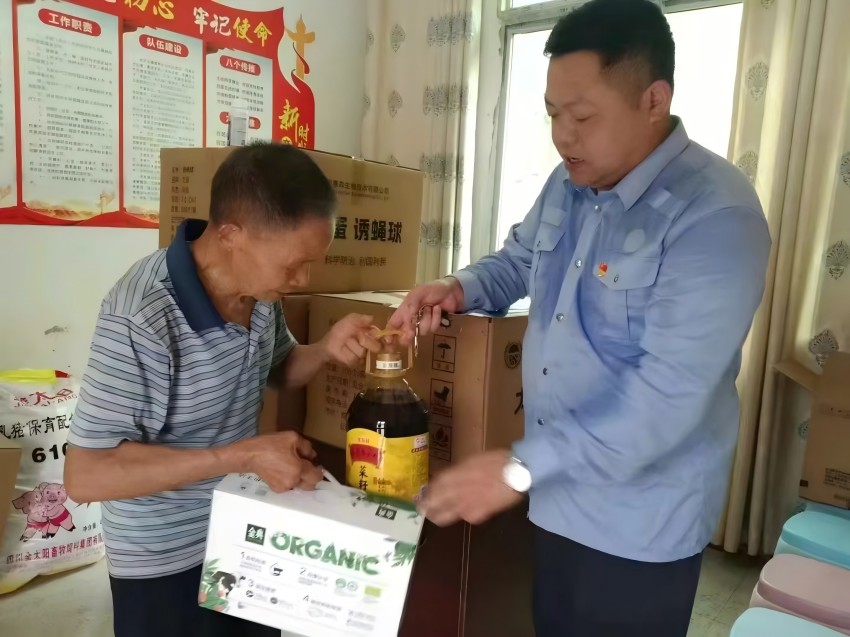 任云向受災村民發放慰問物資。南充市煙草專賣局（公司）供圖