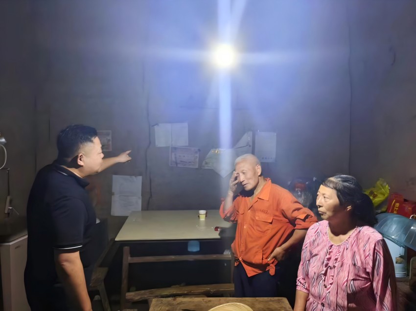 任云到村民家中宣傳防汛減災。南充市煙草專賣局（公司）供圖