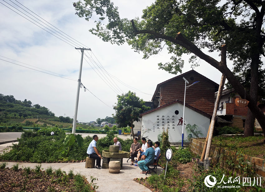 村民在樹下議事。蘭萍攝