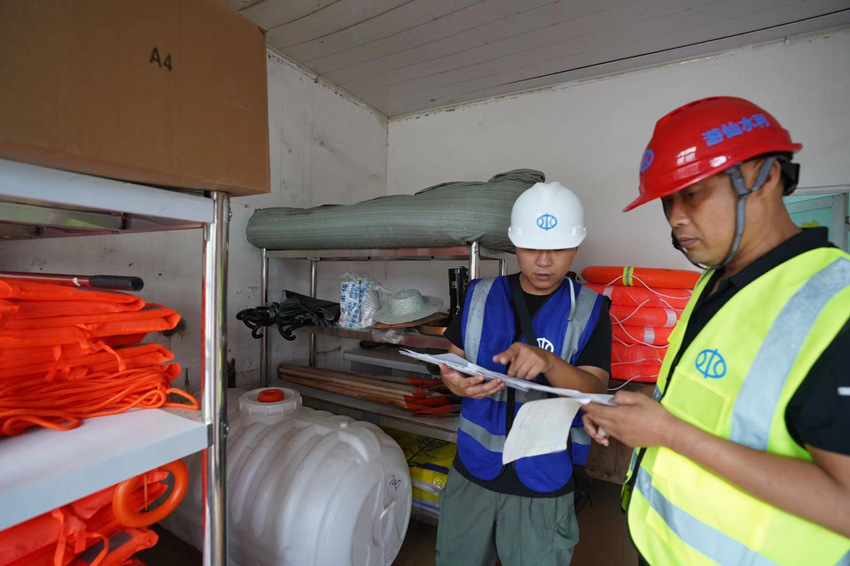 巡查員在核查水庫設施裝備。受訪者供圖