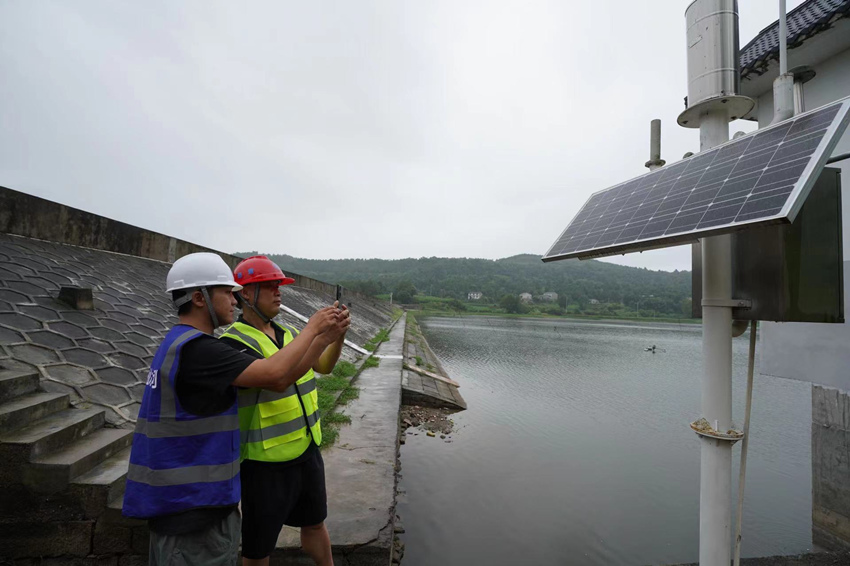 巡查員在魏城鎮前進水庫巡查。受訪者供圖