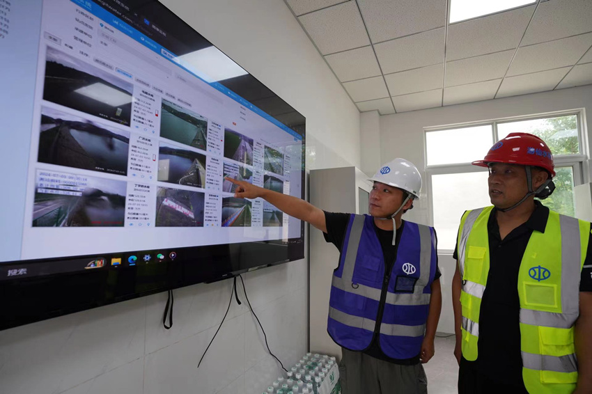 在水庫管理服務站，技術人員根據巡查員上傳的數據，對水庫狀況進行分析。受訪者供圖