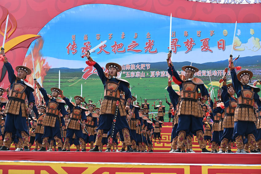 彝族傳統火把節開幕式現場。宋明供圖