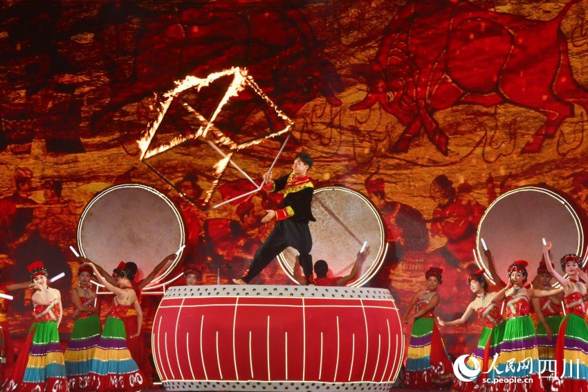 開幕儀式上的彝族特色歌舞表演。人民網 趙祖樂攝