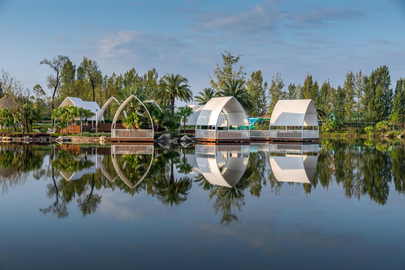 湖光山色在暮色中更顯靜謐。主辦方供圖