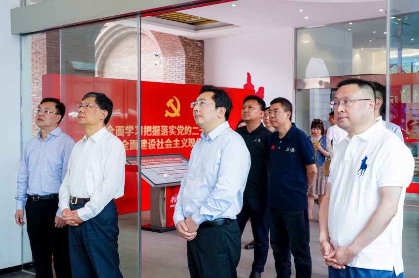 2023年5月4日《求是雜志》社長夏偉東率隊調研成都市學習強國主題街區并在《求是》微視頻專題報道。成都電視臺供圖