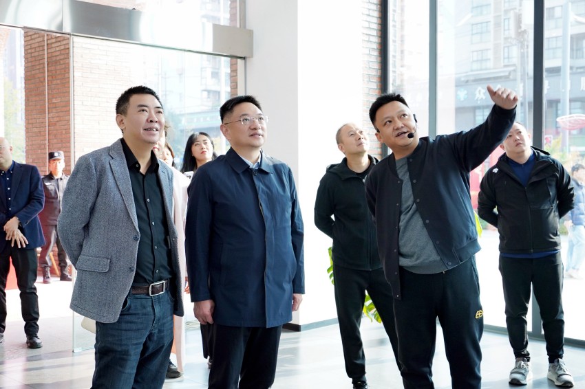 2023年11月19日中宣部文藝局局長、思想政治工作研究所所長劉漢俊來街區調研指出主題街區讓“學習強國”有了自己的家，有了自己的陣地?！俺啥茧娨暸_供圖