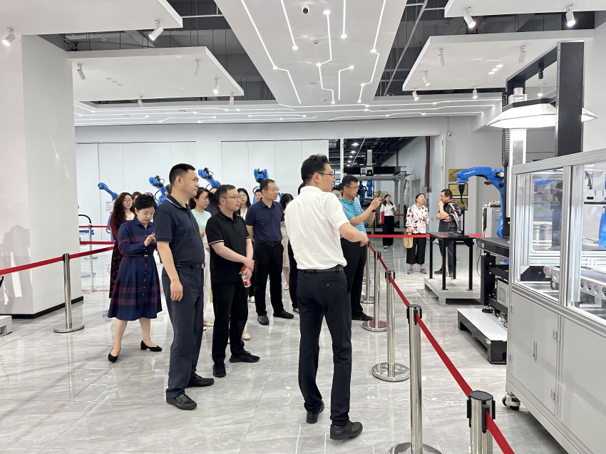 四川省發展改革委、成都市發展改革委及全國各省、自治區、直轄市發改委副主任、產業處處長共計60余人調研功能區卡諾普項目。龍潭工業機器人產業功能區供圖