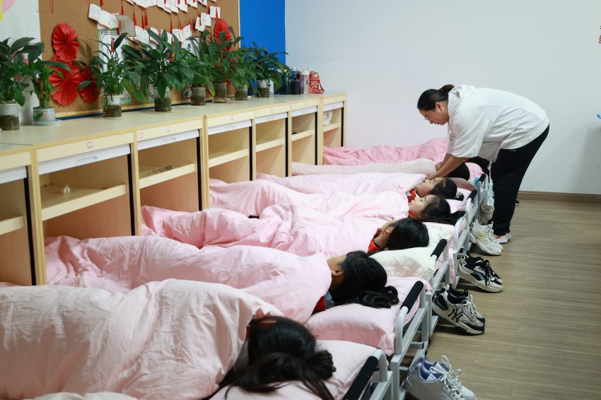 成都市青白江區為明學校積極落實成都“作息令”，滿足學生躺平睡。成都市教育局供圖