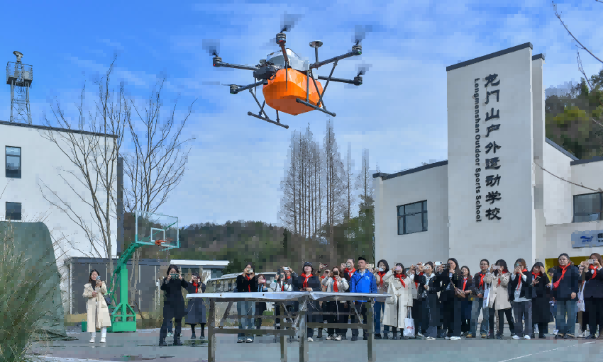 外賣配送無人機飛行演示。四川翔彭智航科技有限公司供圖
