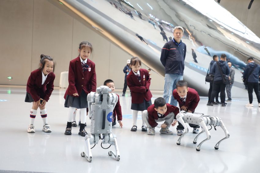 小學生走進科幻館 沉浸感受科幻大世界。郫都區融媒體中心供圖