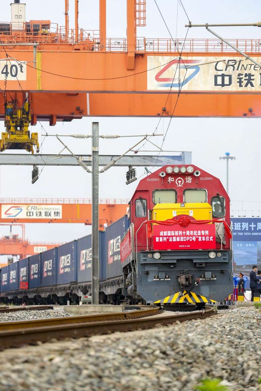 2023年4月26日，首列“蓉歐速達”全程時刻表班列-“法國郵政DPD號”在成都國際鐵路港首發2。成都國際鐵路港供圖