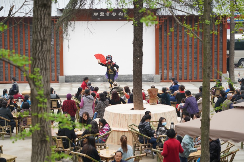 撫琴街道居民群策群力參與社區廣場改造，共享基層治理成果。成都市委編辦供圖