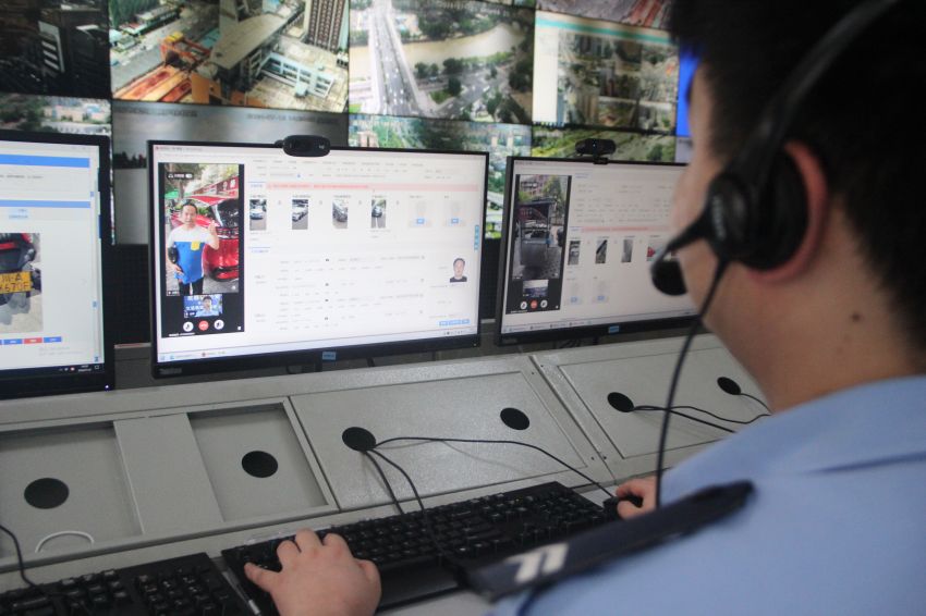 成都交警正在開展道路交通事故視頻快處工作，因事故得到快速處置，群眾“豎起大拇指”點贊。成都市公安局供圖