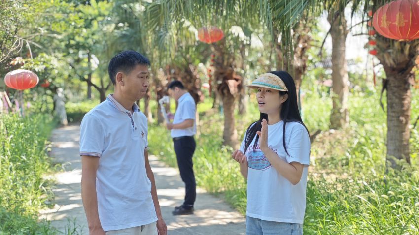 成都市農交所工作人員向閑置資產流轉委托客戶介紹流轉工作流程。成都市紀委供圖