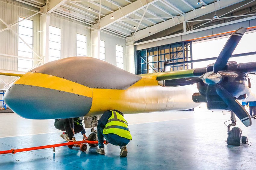 自貢航空產業園內，專業人員正在做無人機檢查調試工作。宋姿熠供圖