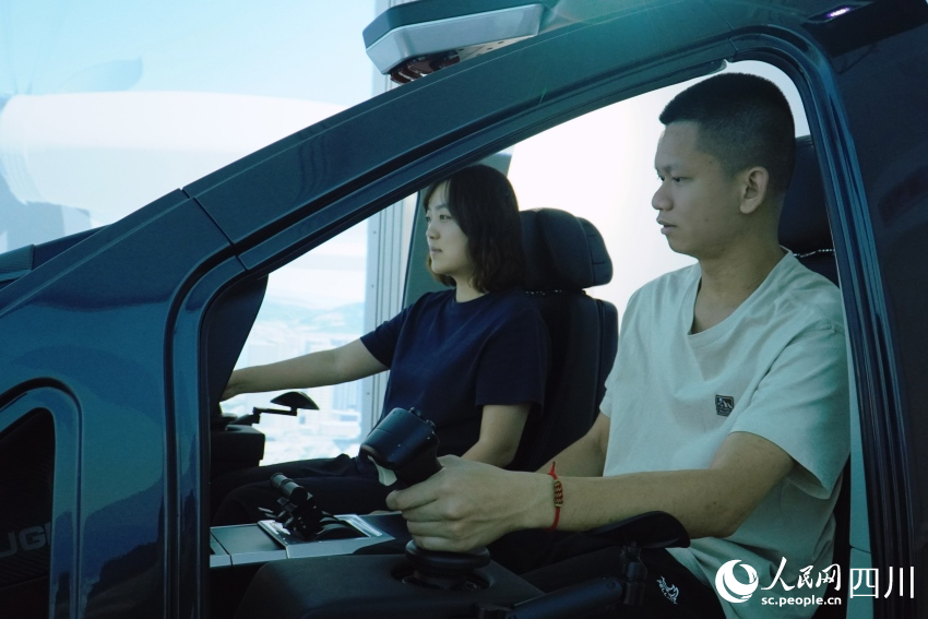 記者在AE200型“飛行汽車”模擬艙內進行體驗。人民網 趙祖樂攝