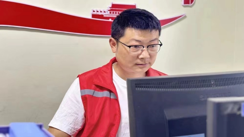 程平在梳理走訪得到的信息。都江堰市融媒體中心供圖