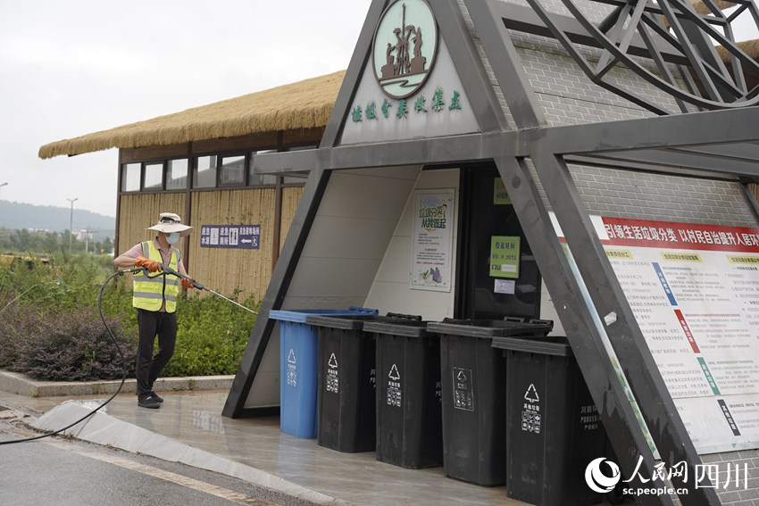 農村垃圾分類回收點。屈超英攝