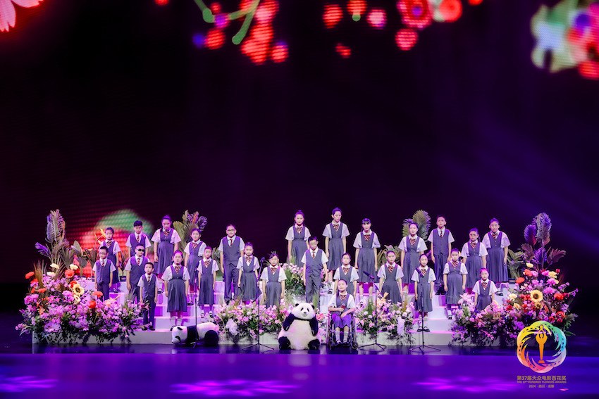 童聲合唱《送你一朵小紅花》。主辦方供圖