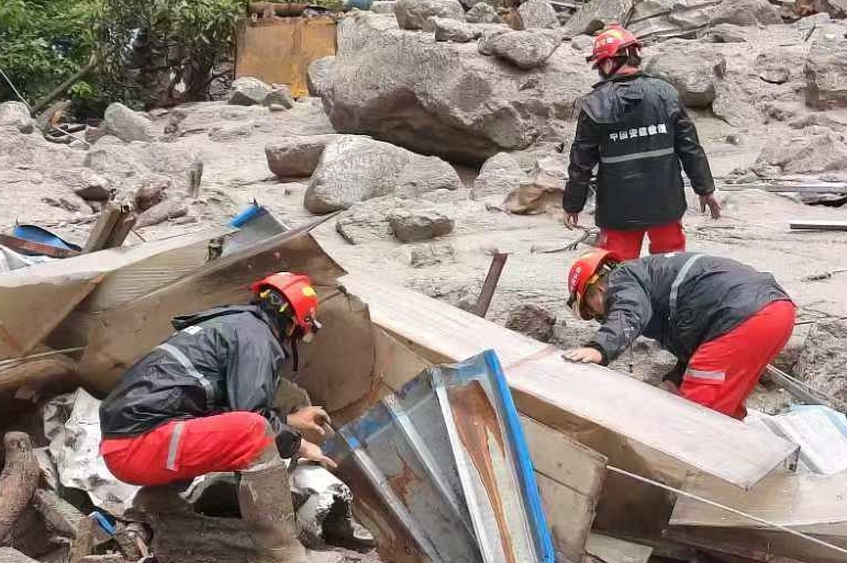 搜救失聯人員。中國安能三局供圖