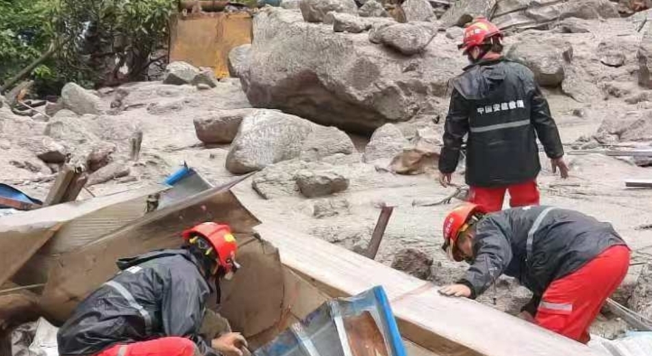 搜救失聯人員。中國安能三局供圖