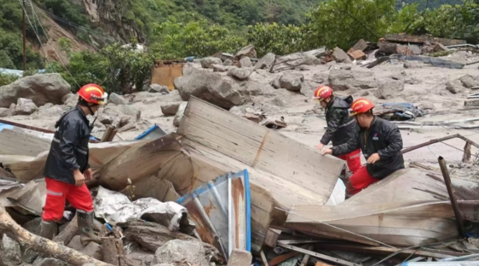 搜救失聯人員。中國安能三局供圖