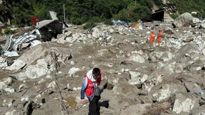 前線正在進行人員搜救和泥石流災害排查工作。四川省地質調查研究院供圖
