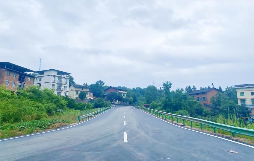 達州通川雙魚湖：瀝青路面鋪到家，村民心里樂開花