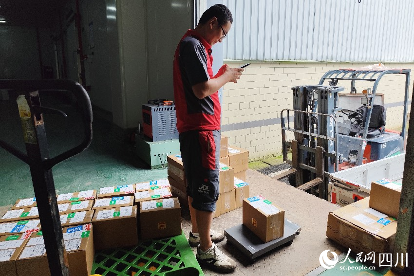 快遞員張洪波正忙著出單。人民網記者 朱虹攝