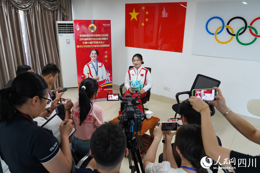 參加媒體訪談。許世智攝