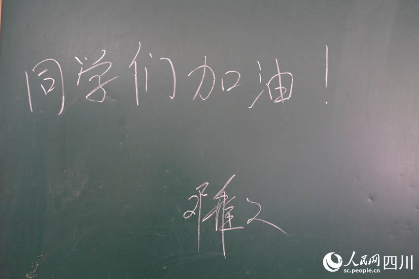 鄧雅文寫下“同學們加油”。許世智攝