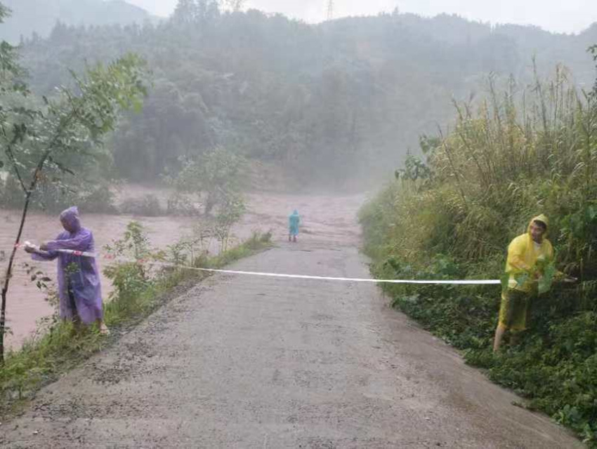 設置警戒線。沐川縣融媒體中心供圖