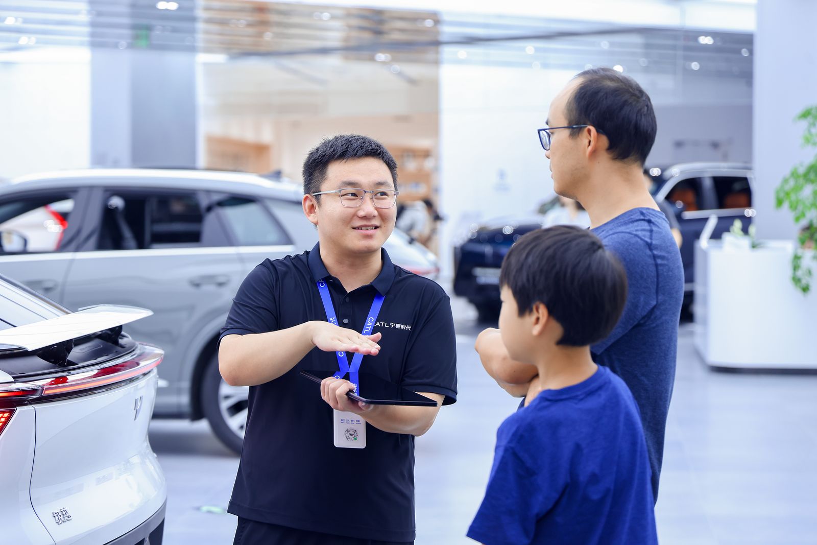 寧德時代新能源生活廣場內專家正在為消費者講解。肖瑤供圖