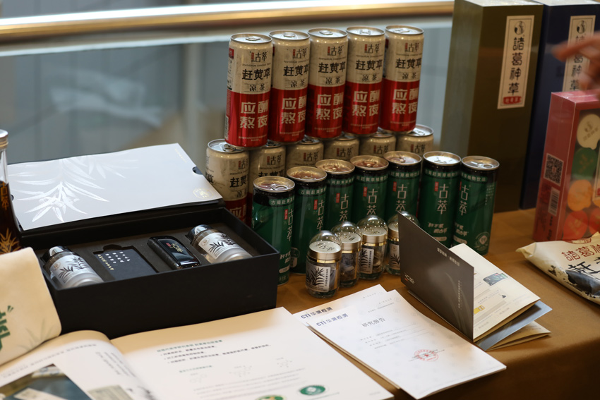 古藺出產的趕黃草制品。古藺縣委宣傳部供圖